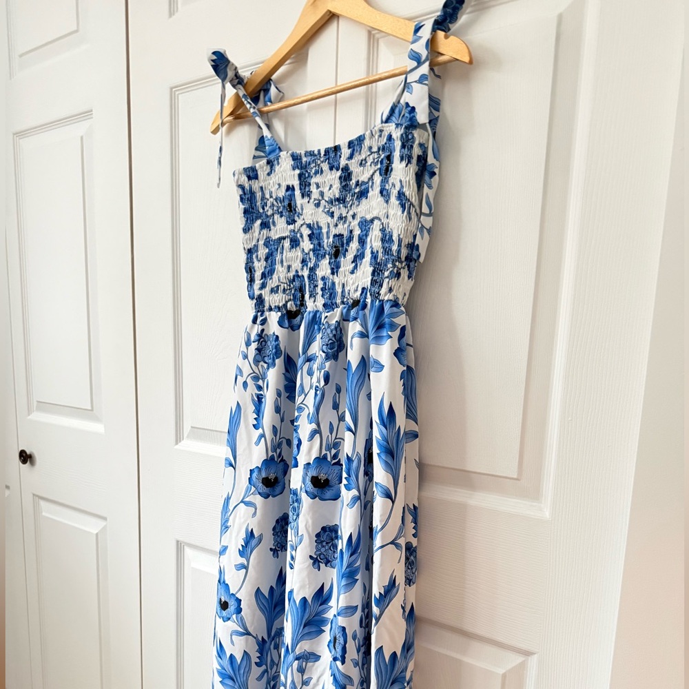 White Maxi Dress with Blue Floral Print and Tie Straps Smocked Summer SHEIN - Picture 10 of 12